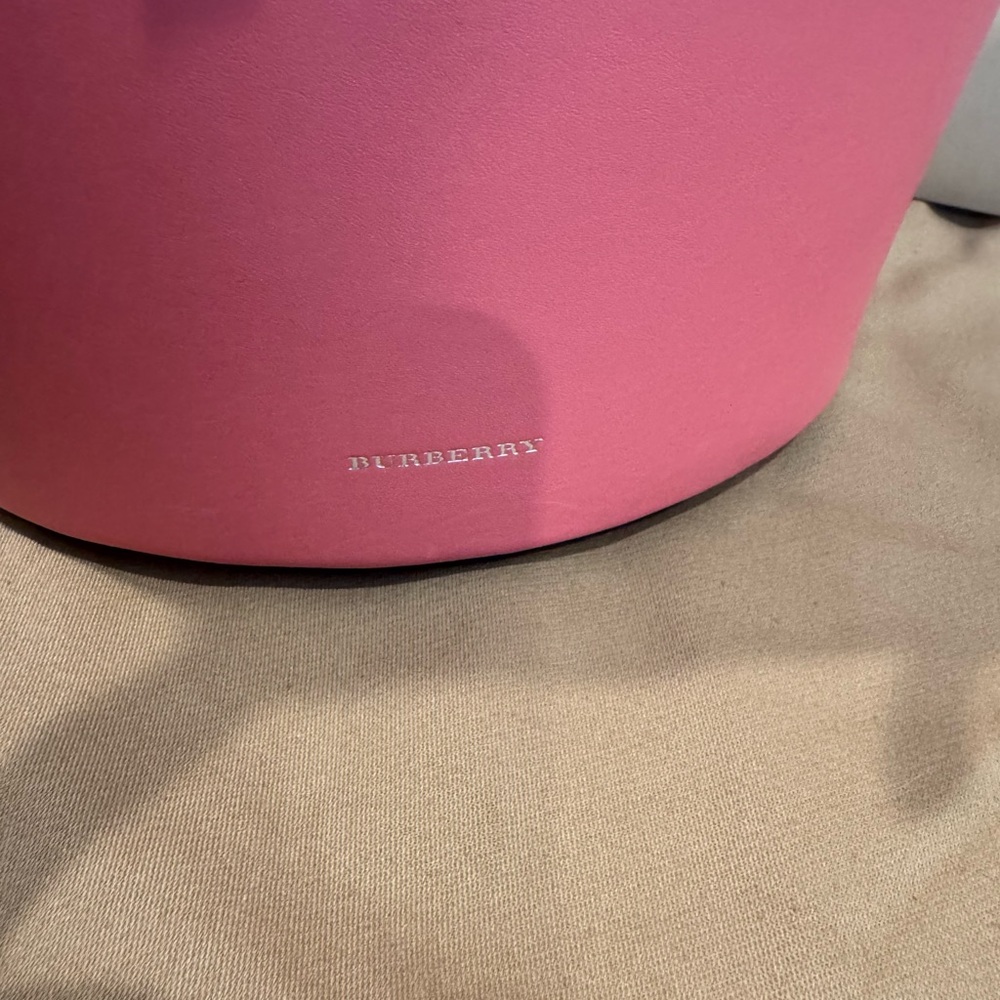 Burberry small leather bucket bag - Picture 11 of 16